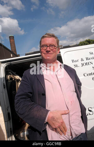 Fergus Henderson chef et fondateur de St John's Restaurant avec des membres de SJ's photo Brick Lane car boot Art fair 2010. Banque D'Images