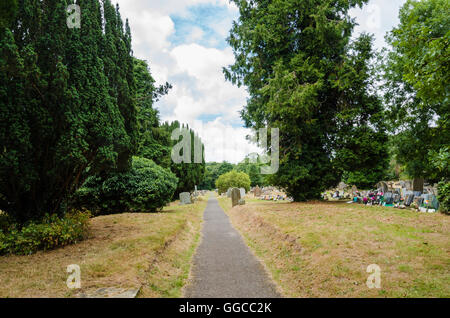 Un chemin menant à St Michael's Church cimetière en Tilehurst, lecture. Banque D'Images