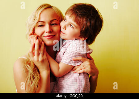 Smiling mother hugging son Banque D'Images