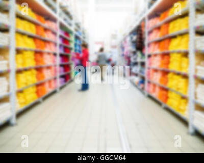 Abstract red blurred allée de supermarché Banque D'Images
