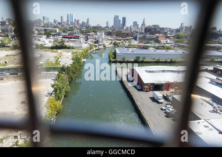 À partir de la Smith/9th St. des F Gare ferroviaire au Canal Gowanus superfund site de nettoyage avec le centre-ville de Brooklyn à l'arrière-plan. NYC. Banque D'Images