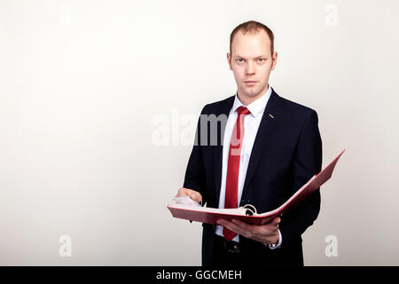 Business man holding pile de pile de dossiers avec de vieux papiers et effets Banque D'Images