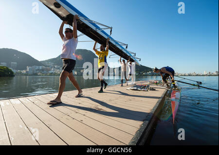 RIO DE JANEIRO - le 22 mars 2016 : Après l'entraînement, les rameurs brésilien porter leur bateau sur un quai à Lagoa Rodrigo de Freitas. Banque D'Images