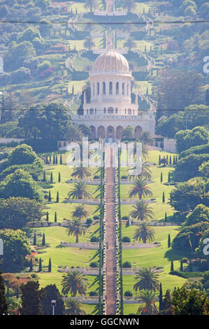Israël : vue panoramique de Haïfa et les jardins de Bahai avec le Mausolée du Báb, une partie de bâtiments du Centre mondial baha'i Banque D'Images