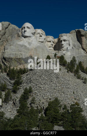 L'éboulis de la sculpture des quatre présidents sur Rushmore Montagne forme une pente jusqu'à monument. Banque D'Images