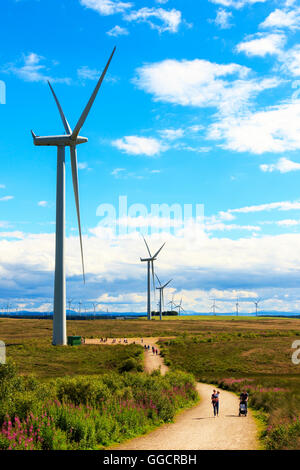 Les touristes se rendant sur Whitelee wind farm, près de Eaglesham, Glasgow, Écosse, Royaume-Uni Banque D'Images