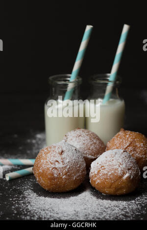 Jelly donuts et deux bouteilles de lait Banque D'Images