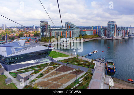 Le téléphérique Emirates Airline à Londres offre une vue imprenable sur le quartier des docks de Londres. Banque D'Images