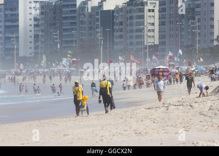 Brésil, Rio de Janeiro, les vendeurs de plage sur la plage de Copacabana à tentaculaire aux Jeux Olympiques Banque D'Images