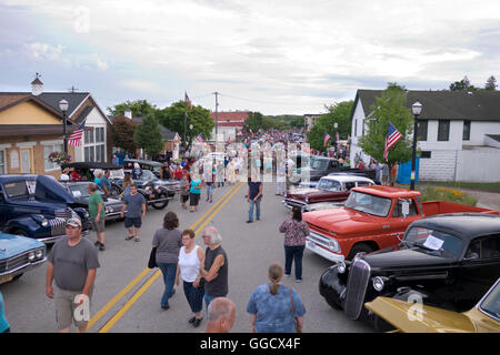 Foule se promène dans le centre-ville de Montague, Michigan l'affichage d'une collection de vintage et de vieilles voitures et camions à la suite de la 2016 Banque D'Images