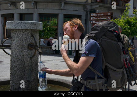 Le vrai amour avec un cornet de crème glacée, Chamonix, France Banque D'Images