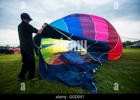 Bristol, Royaume-Uni. 5 août 2016. Montgolfières prendre pour le ciel au-dessus de Bristol à venir de l'International Balloon Fiesta. Banque D'Images