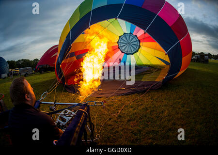 Bristol, Royaume-Uni. 5 août 2016. Montgolfières prendre pour le ciel au-dessus de Bristol à venir de l'International Balloon Fiesta. Banque D'Images