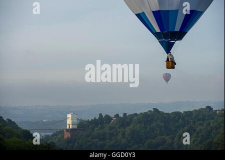 Bristol, Royaume-Uni. 5 août 2016. Montgolfières prendre pour le ciel au-dessus de Bristol à venir de l'International Balloon Fiesta. Banque D'Images