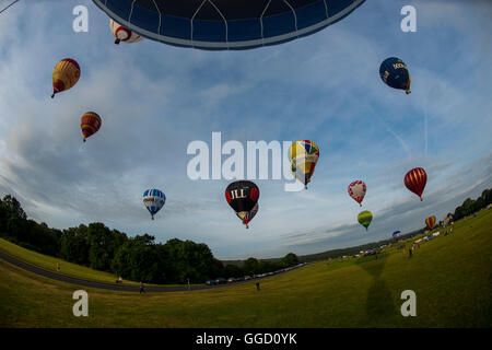 Bristol, Royaume-Uni. 5 août 2016. Montgolfières prendre pour le ciel au-dessus de Bristol à venir de l'International Balloon Fiesta. Banque D'Images