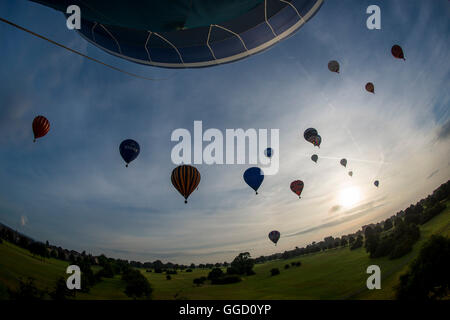 Bristol, Royaume-Uni. 5 août 2016. Montgolfières prendre pour le ciel au-dessus de Bristol à venir de l'International Balloon Fiesta. Banque D'Images