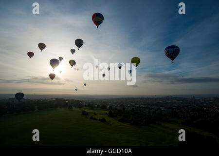 Bristol, Royaume-Uni. 5 août 2016. Montgolfières prendre pour le ciel au-dessus de Bristol à venir de l'International Balloon Fiesta. Banque D'Images