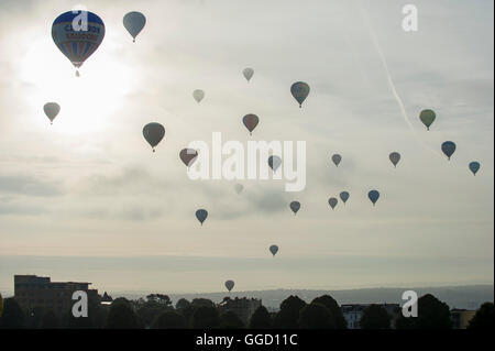 Bristol, Royaume-Uni. 5 août 2016. Montgolfières prendre pour le ciel au-dessus de Bristol à venir de l'International Balloon Fiesta. Banque D'Images