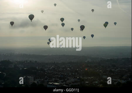 Bristol, Royaume-Uni. 5 août 2016. Montgolfières prendre pour le ciel au-dessus de Bristol à venir de l'International Balloon Fiesta. Banque D'Images