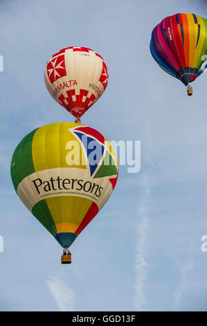 Bristol, Royaume-Uni. 5 août 2016. Montgolfières prendre pour le ciel au-dessus de Bristol à venir de l'International Balloon Fiesta. Banque D'Images