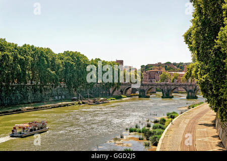 Rome, Italie - 28 août 2012 : Ponte Cavour Pont sur le Tibre à Rome en Italie. Vue du Ponte Umberto. Dans ton style vintage spécialement Banque D'Images