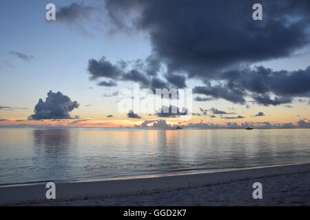 Géographie / billet, les Seychelles, l'Île Amirante, Desroches Island, mer, coucher de soleil, plage, Additional-Rights Clearance-Info-Not-Available- Banque D'Images