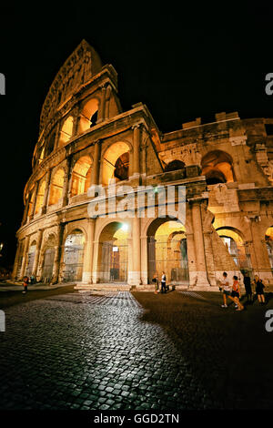 Colisée en centre-ville de Rome, Italie pendant la nuit. Coliseum est un amphithéâtre à Rome. C'est le plus grand dans le monde. Rome est la capitale de l'Italie. Banque D'Images