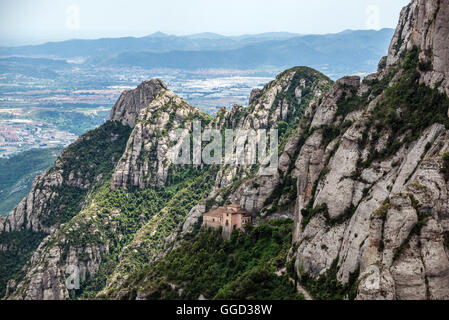 La Sainte Grotte de Montserrat près de Santa Maria de Montserrat Montserrat Abbey en montagne, Espagne Banque D'Images