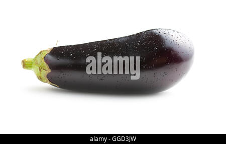 Aubergine fraîche rosée isolé sur fond blanc Banque D'Images