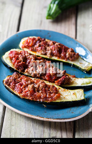 Courgettes farcies à l'agneau épicé Banque D'Images