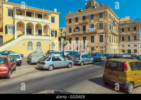 Corfou, Grèce - 13 juillet 2011 : Les Autochtones et les balades touristiques dans les rues de la vieille ville de Kerkyra Banque D'Images