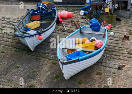 Deux bateaux de pêche chargés de matériel de pêche amarrés sur le quai de Wells, à côté de la mer, à Norfolk, en Grande-Bretagne Banque D'Images