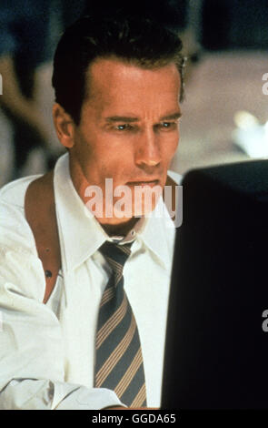 TRUE LIES - WAHRE LÜGEN / True Lies USA 1994 / James Cameron Harry Tasker (Arnold Schwarzenegger) ist ein absoluter Top-Spion. Für alle anderen, inklusive senneur, Frau ist aber ein harmloser Computerverkäufer er. Langweilig, et so dass sie sich einen amant sucht. Harry versucht, seine Ehe zu retten. Pech für ihn, dass er ausgerechnet zu diesem Zeitpunkt eine Bande hochgefährlicher Terroristen stoppen muss. fort Regie : James Cameron aka. True Lies Banque D'Images