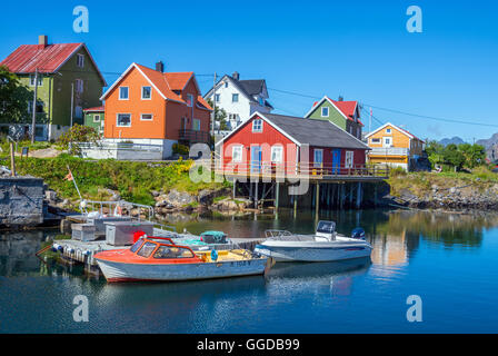 Maisons en bois peint de couleurs vives, dans le village de Henningsvær dans les îles Lofoten en Norvège Banque D'Images