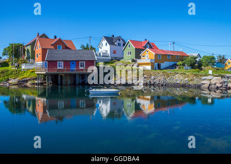 Maisons en bois peint de couleurs vives, dans le village de Henningsvær dans les îles Lofoten en Norvège Banque D'Images