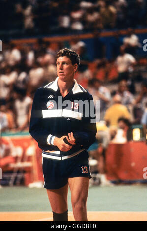 USA # 13 Pat Powers, 1984 hommes de l'équipe de volley-ball olympique Banque D'Images
