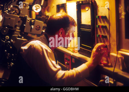 VIEL PASSIERT - DER FILM BAP / D 2001 / Wim Wenders Wim Wenders und Wolfgang Niedecken haben eine Kollage aus seltenen, Archivbildern aktuellen Konzertaufnahmen, Texten und von Kommentaren Niedecken und von Gastauftritten Wolf Biermann, Marie Bäumer, Joachim KRñL und der Band colère 77 zusammengestellt. Daraus ist ein faszinierendes Portrait der Band BAP entstanden, die seit 25 Jahren an der Spitze deutscher Rockbands stehen... Regie : Wim Wenders Banque D'Images