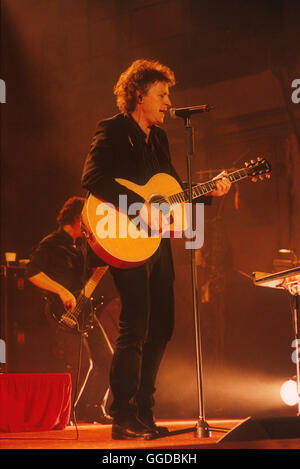 VIEL PASSIERT - DER FILM BAP / D 2001 / Wim Wenders Wim Wenders und WOLFGANG NIEDECKEN haben eine Kollage aus seltenen, Archivbildern aktuellen Konzertaufnahmen, Texten und von Kommentaren Niedecken und von Gastauftritten Wolf Biermann, Marie Bäumer, Joachim Krol und der Band colère 77 zusammengestellt. Daraus ist ein faszinierendes Portrait der Band BAP entstanden, die seit 25 Jahren an der Spitze deutscher Rockbands stehen... Regie : Wim Wenders Banque D'Images