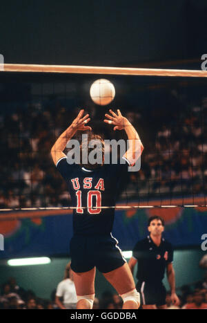 USA # 10 Chris Marlowe en action au cours de match à Long Beach Arena, les hommes de l'équipe de volley-ball aux Jeux Olympiques de 1984 Banque D'Images