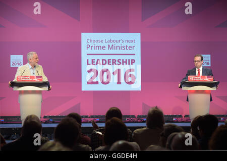 Jeremy Corbyn et Owen Smith au cours de la première direction du travail débat à l'ensemble des Nations Unies, le centre de Cardiff. Banque D'Images