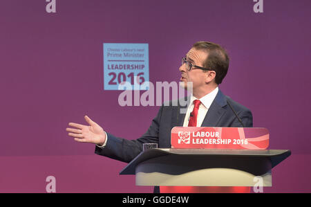 Owen Smith parle du travail au cours du premier débat à la direction toutes les nations Centre, Cardiff. Banque D'Images