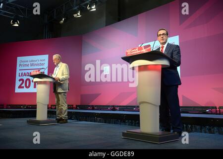 Jeremy Corbyn et Owen Smith au cours de la première direction du travail débat à l'ensemble des Nations Unies, le centre de Cardiff. Banque D'Images