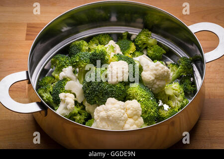 Brocoli et chou-fleur frais en passoire en acier inoxydable Banque D'Images