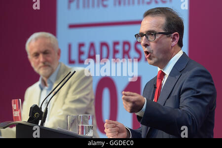 Jeremy Corbyn watches Owen Smith parle du travail au cours du premier débat à la direction toutes les nations Centre, Cardiff. Banque D'Images