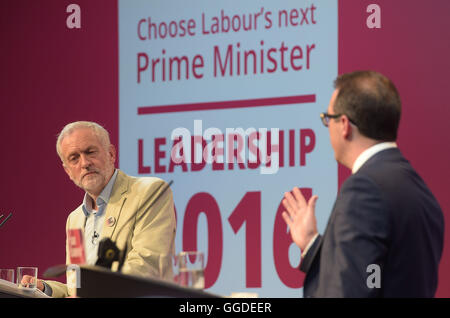 Jeremy Corbyn et Owen Smith au cours de la première direction du travail débat à l'ensemble des Nations Unies, le centre de Cardiff. Banque D'Images