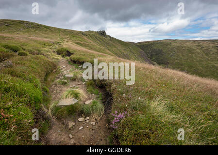 Rocky path sur le bord de Kinder du Scoutisme à l'égard Crowden tower dans le Peak District, Derbyshire. Banque D'Images