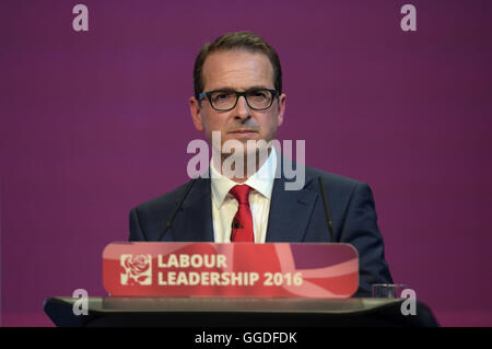 Owen Smith parle du travail au cours du premier débat à la direction toutes les nations Centre, Cardiff. Banque D'Images