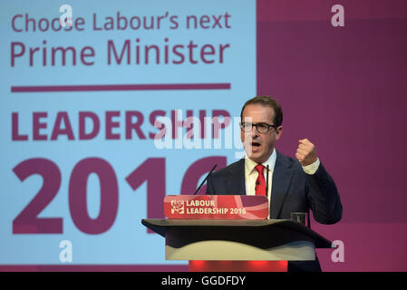 Owen Smith parle du travail au cours du premier débat à la direction toutes les nations Centre, Cardiff. Banque D'Images