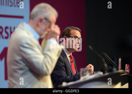 Jeremy Corbyn et Owen Smith au cours de la première direction du travail débat à l'ensemble des Nations Unies, le centre de Cardiff. Banque D'Images