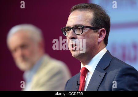 Owen Smith parle du travail au cours du premier débat à la direction toutes les nations Centre, Cardiff. Banque D'Images